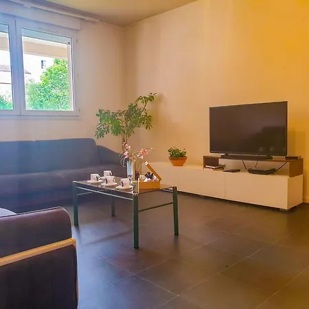 Paisible Et Spacieux Au Calme Proche Metro Limitrophe De Lyon Apartment